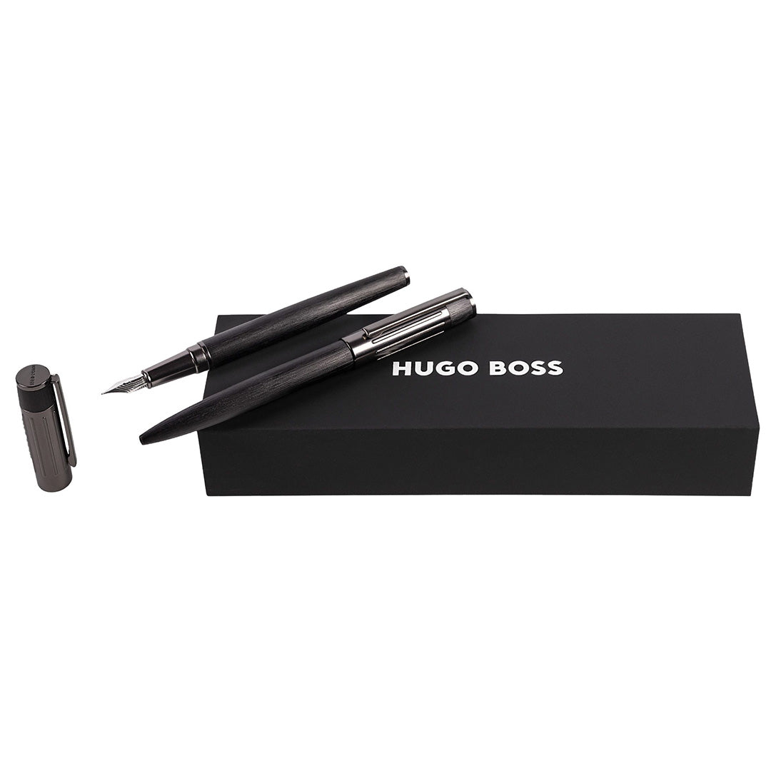 BOSS - Penna Roller Con Cannello Lavorato E Anello Con Le Righe Tipiche Del Marchio BOSS - Penna Roller Con Cannello Lavorato E Anello Con Le Righe Tipiche Del Marchio